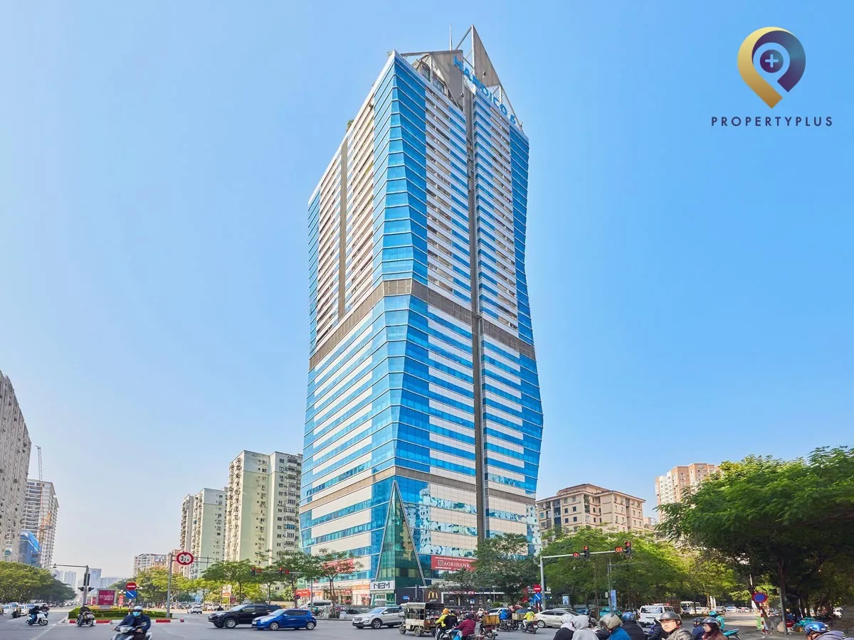 Toàn cảnh Diamond Flower Tower nhìn từ ngã tư, nổi bật với kiến trúc hiện đại.